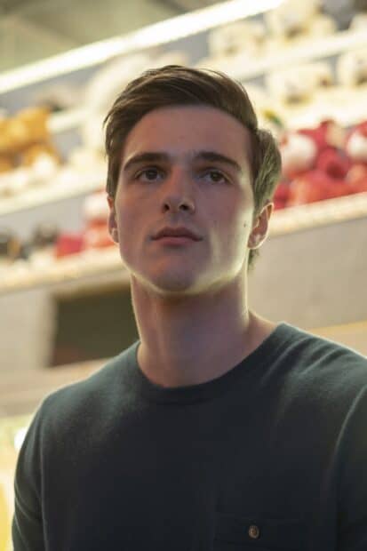 Jacob Elordi is looking thoughtfully in this indoor scene, 2K Desktop Wallpaper