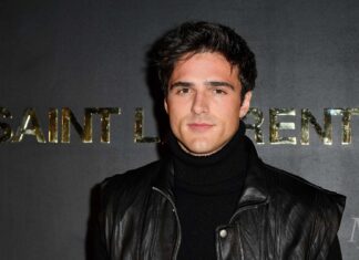 Jacob Elordi is wearing a black leather jacket and turtleneck at an event, HD Desktop Wallpaper