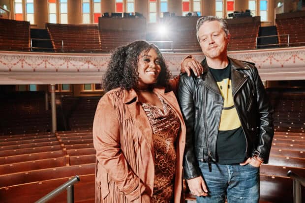 Jason Isbell and a woman smiling inside an empty theater, HD Desktop Wallpaper