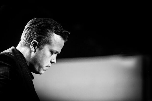 Jason Isbell concentrates deeply while performing, HD Desktop Wallpaper