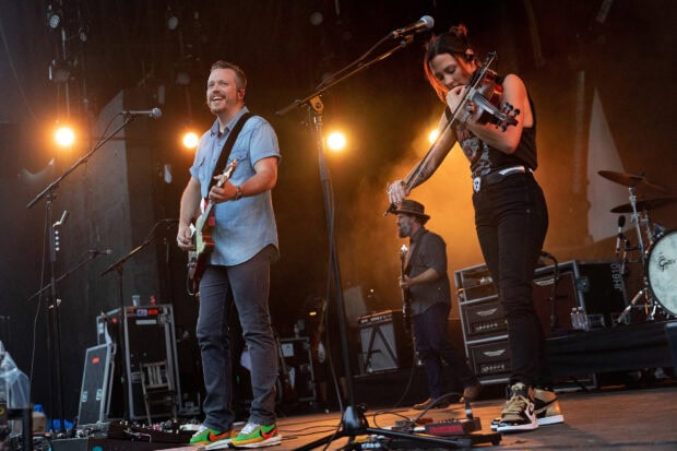 Jason Isbell wallpapers show him playing guitar with band members at a concert, HD Desktop Wallpaper
