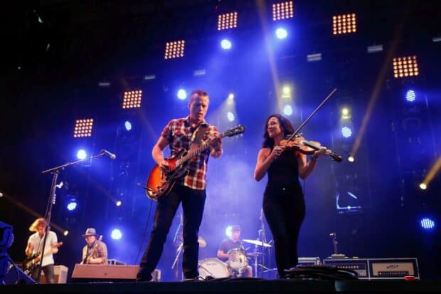 Jason Isbell is playing guitar and a musician is playing violin during the concert, 2K Desktop Wallpaper