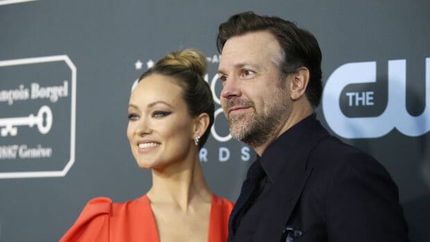 Jason Sudeikis and Olivia Wilde smiling together at a red carpet event, HD Desktop Wallpaper