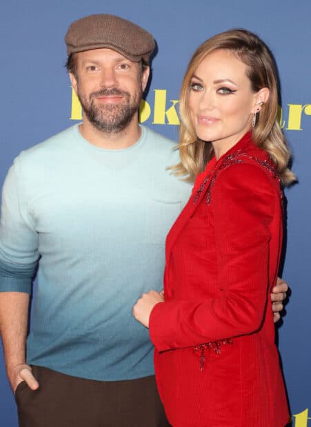 Jason Sudeikis and Olivia Wilde posing together at a formal event, 2K Desktop Wallpaper
