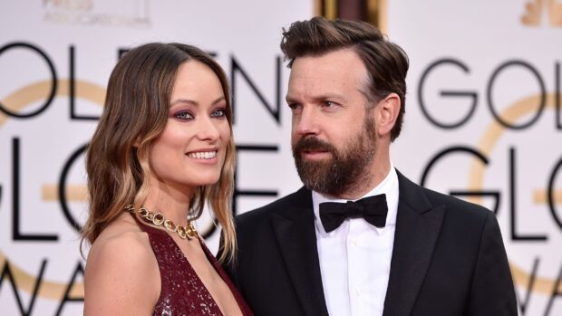 Jason Sudeikis and Olivia Wilde posing at an event in formal attire, 2K Desktop Wallpaper