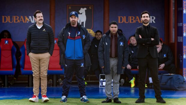 Jason Sudeikis stands with his team members during a game, 4K Desktop Wallpaper
