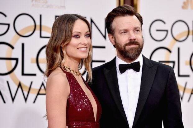 Jason Sudeikis stands with a woman in formal attire at the Golden Globes, 2K Desktop Wallpaper