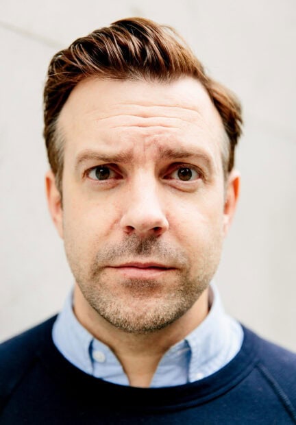 Jason Sudeikis looks directly at the camera with a serious expression, HD Mobile Wallpaper