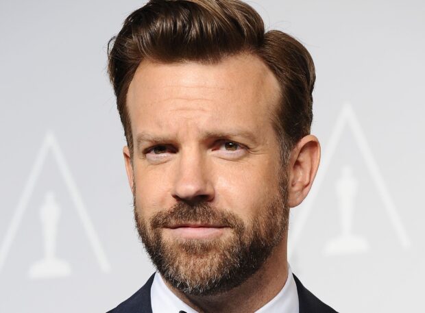 Jason Sudeikis looks directly at the camera with a slight smile and beard, HD Desktop Wallpaper