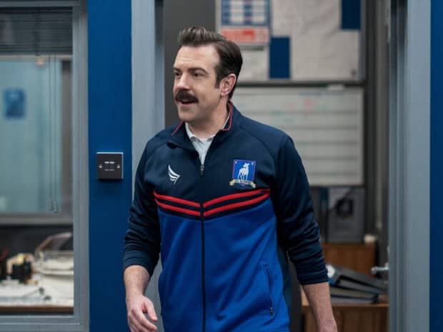 Jason Sudeikis is wearing a blue and black jacket while standing indoors, 2K Desktop Wallpaper