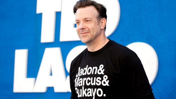 Jason Sudeikis wearing a black shirt at a blue event backdrop, HD Desktop Wallpaper