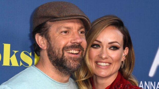 Jason Sudeikis and the woman are smiling happily together in the photo, 2K Desktop Wallpaper