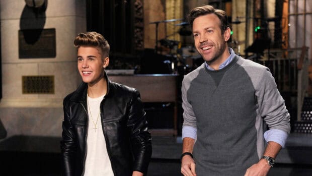 Jason Sudeikis smiles alongside Justin Bieber during a TV show appearance, HD Desktop Wallpaper