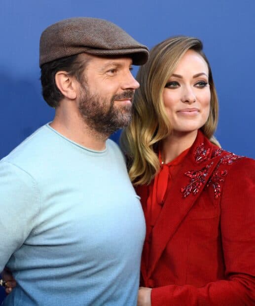 Jason Sudeikis smiles beside Olivia Wilde in red outfit, HD Desktop Wallpaper