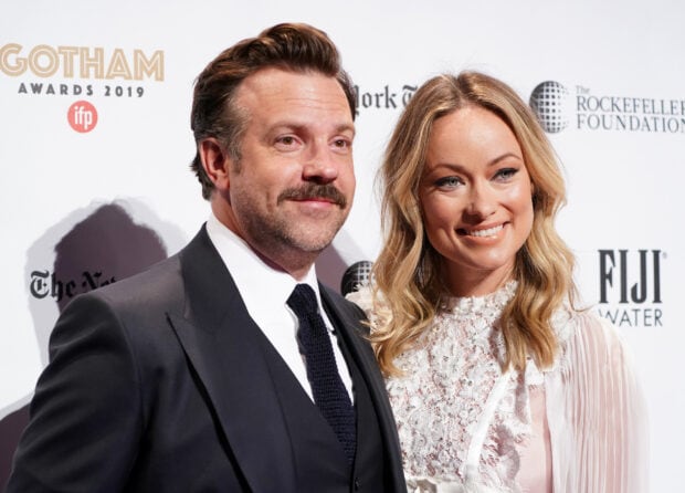 Jason Sudeikis with a woman posing at an award event wearing formal attire, HD Desktop Wallpaper