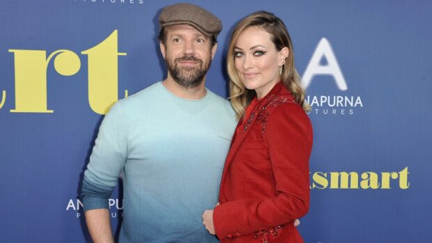 Jason Sudeikis wallpapers featuring him and a woman posing at an event, HD Desktop Wallpaper