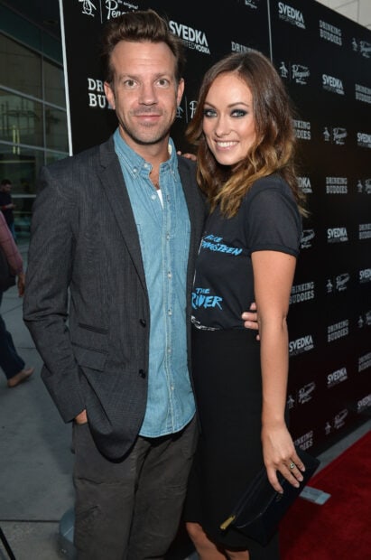 Jason Sudeikis is standing with a woman at a public event posing for a photo, HD Mobile Wallpaper