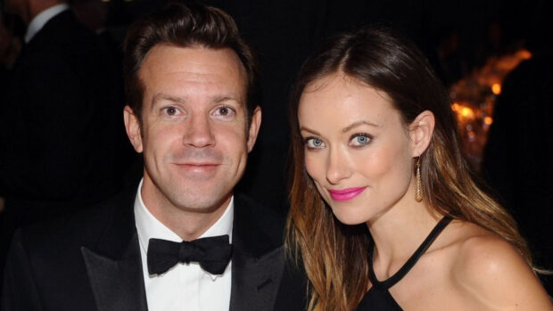 Jason Sudeikis with a woman dressed elegantly at an event, HD Desktop Wallpaper