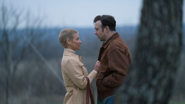 Jason Sudeikis wallpapers show a man and woman having a conversation in a serene outdoor setting, HD Desktop Wallpaper