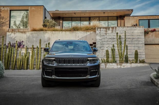 The Jeep Commander is parked outside a modern house with cacti on the driveway, HD Desktop Wallpaper
