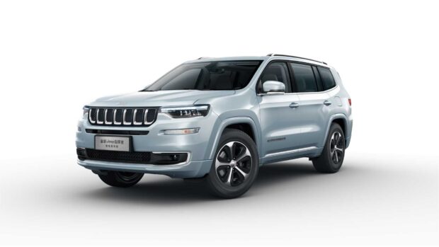 A silver Jeep Commander with modern design is shown from the front side, HD Desktop Wallpaper