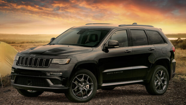 A black Jeep Grand Cherokee is parked on rocky terrain during a colorful sunset, 4K Desktop Wallpaper