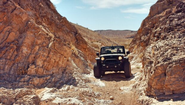 A Jeep is navigating a rough rocky canyon terrain in the off road driving wallpapers, 2K Desktop Wallpaper