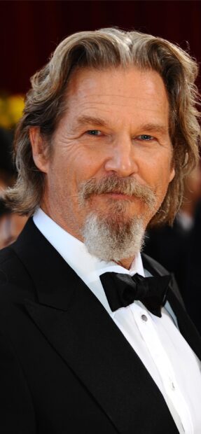 A close up portrait of Jeffrey Bridges wearing a tuxedo at an event, 2K Phone Wallpaper
