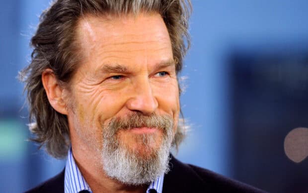 A close up portrait of Jeffrey Bridges with a beard and gentle smile, HD Desktop Wallpaper