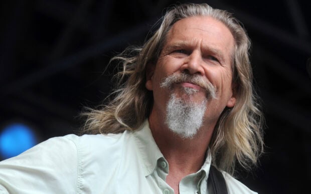 Jeffrey Bridges is smiling with long hair and beard, 2K Desktop Wallpaper