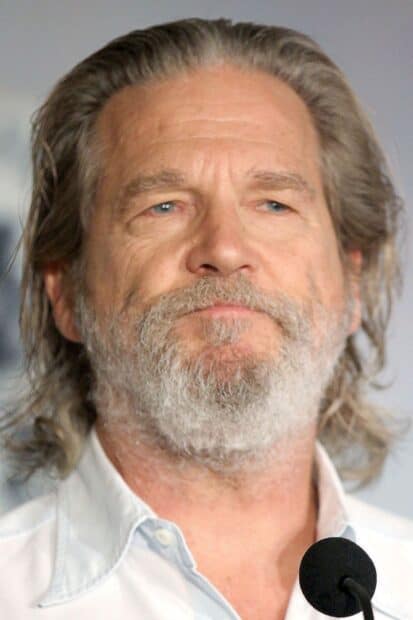 A close up portrait of Jeffrey Bridges with gray hair and beard speaking into a microphone, HD Mobile Wallpaper