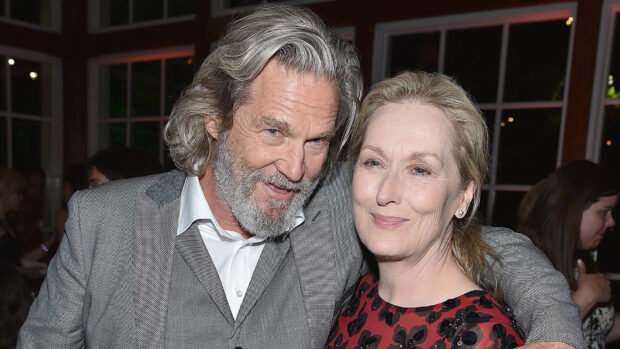 Jeffrey Bridges is seen posing closely with a smiling woman at an event, HD Desktop Wallpaper