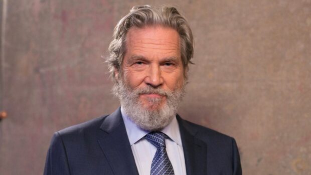 Jeffrey Bridges wears a suit with a patterned tie and gray beard, HD Desktop Wallpaper
