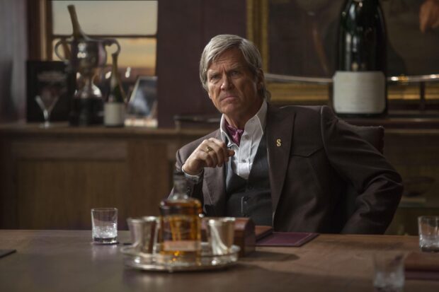 Jeffrey Bridges is seated at a table with drinks in an old fashioned room, 2K Desktop Wallpaper
