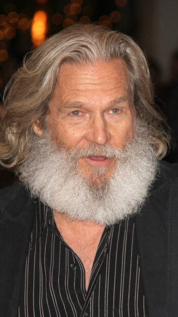 A close up portrait of Jeffrey Bridges showing his white beard and long hair, HD Mobile Wallpaper
