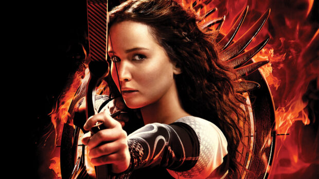 Jennifer Lawrence in The Hunger Games aims her bow with determination, 2K Desktop Wallpaper