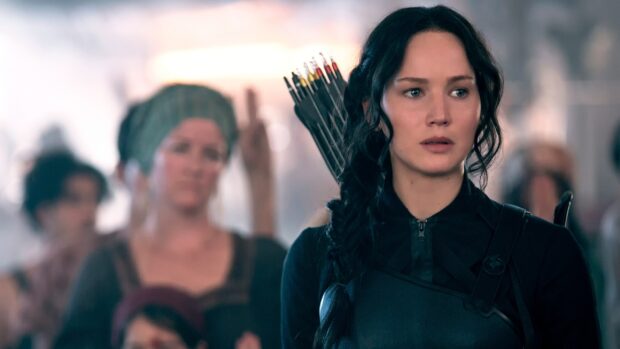 Jennifer Lawrence in a tense moment from The Hunger Games holding a quiver of arrows, 2K Desktop Wallpaper
