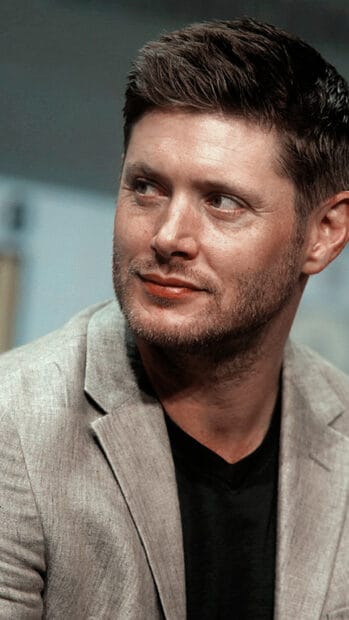 Jensen Ackles looks to the side wearing a gray blazer and black shirt at an event, HD Phone Wallpaper