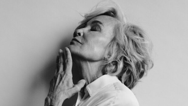 Jessica Lange wallpapers shows her in a graceful and thoughtful pose with eyes closed, 2K Desktop Wallpaper