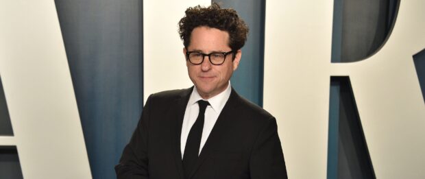 Jj Abrams is standing in a black suit and tie with glasses, 2K Desktop Wallpaper