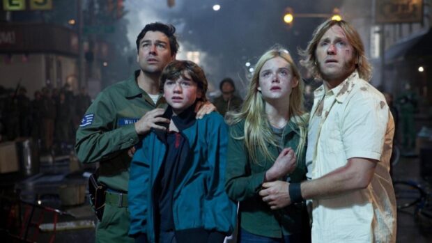 A group of people look up in shock during a dramatic moment in a Jj Abrams production, HD Desktop Wallpaper