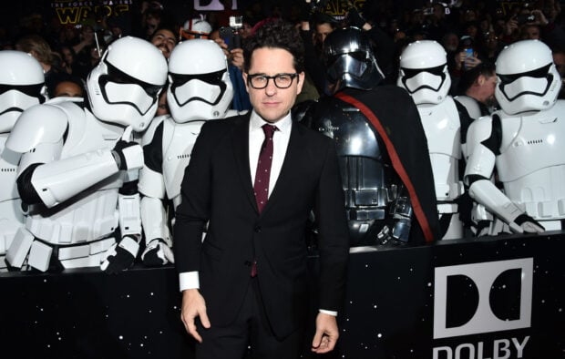 Jj Abrams stands in front of Star Wars stormtroopers and a crowd at a premiere event, HD Desktop Wallpaper