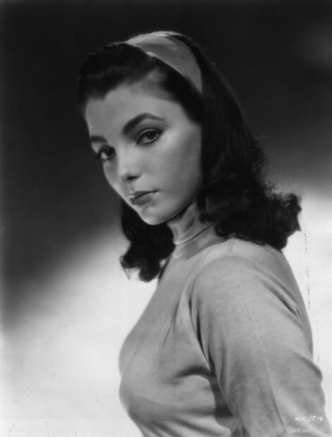 Joan Collins wallpapers show a timeless black and white studio shot, 2K PC Wallpaper