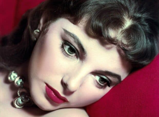 A close up portrait of Joan Collins with vintage makeup and jewelry, HD Desktop Wallpaper