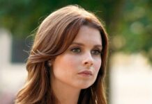 Joanna Garcia Swisher is holding a pink clutch and a phone outdoors, HD Mobile Wallpaper