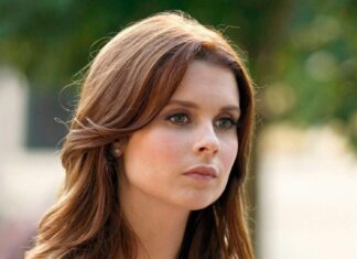Joanna Garcia Swisher is holding a pink clutch and a phone outdoors, HD Mobile Wallpaper