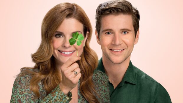 Joanna Garcia Swisher holding a lucky four leaf clover in front of her eye with a smiling man beside her, 4K Desktop Wallpaper