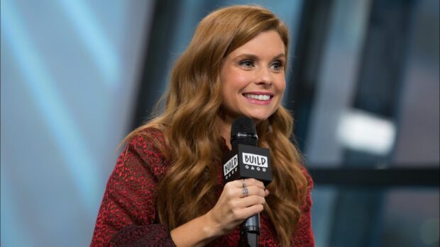 Joanna Garcia Swisher is speaking into a microphone with a red patterned outfit, HD Desktop Wallpaper