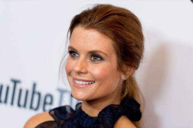 Joanna Garcia Swisher smiles warmly at an event with elegant makeup, HD Desktop Wallpaper