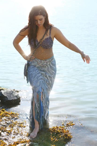 Joanna Garcia Swisher is standing barefoot at the water's edge wearing a blue detailed outfit, 2K Desktop Wallpaper